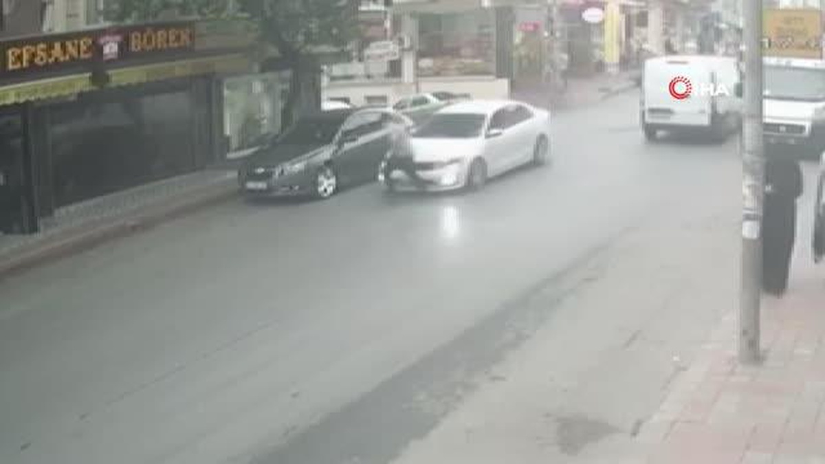 Esenyurt\'ta Yaya Kazası: Yolun Karşısına Geçmeye Çalışan Gence Araç Çarptı