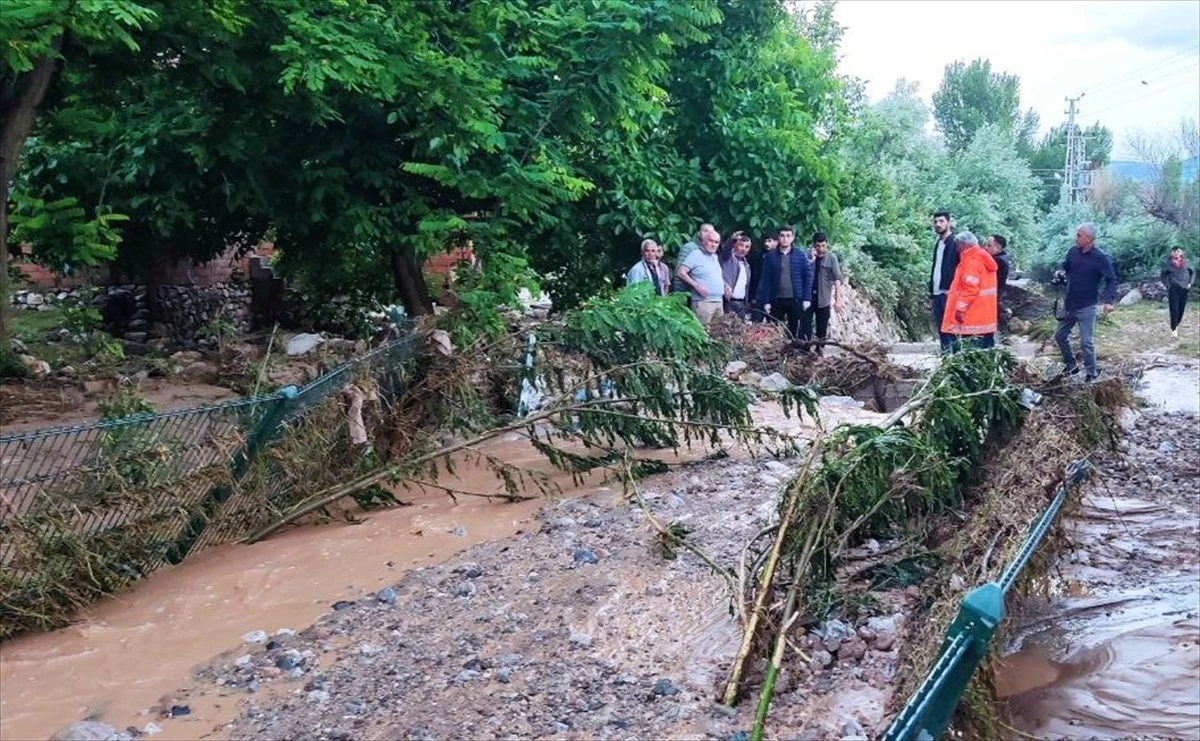 Yozgat\'ta Sağanak Sonrası Oluşan Sel Ekili Alanlarda Hasara Yol Açtı