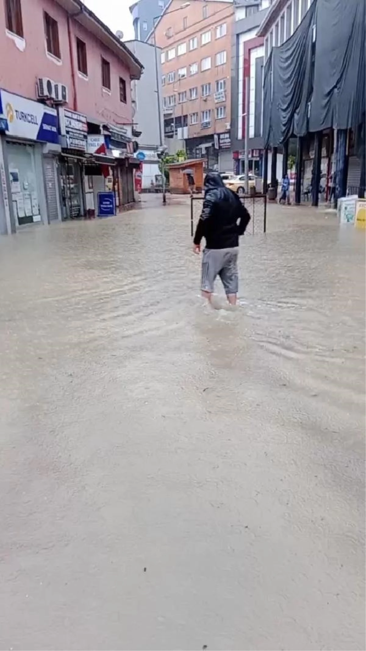 Çaycuma\'da Kuvvetli Yağmur Sonrası Sokaklar Suyla Doldu