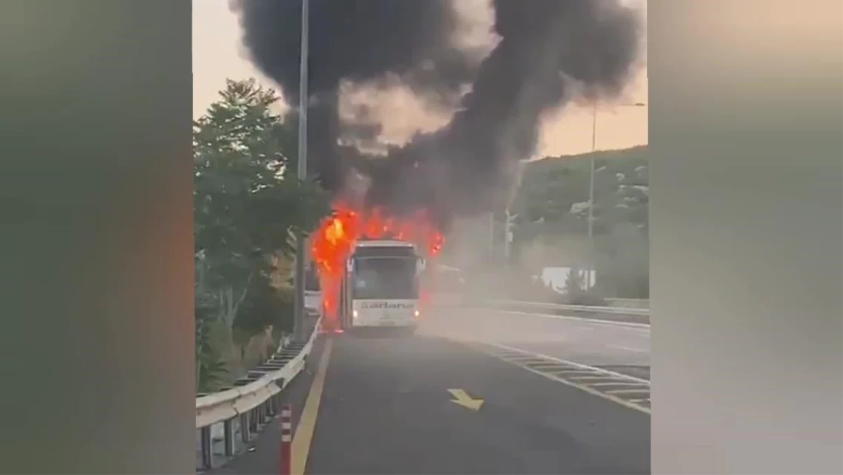 Adana\'da Yolcu Otobüsü Yangını: Otobüs Tamamen Yandı