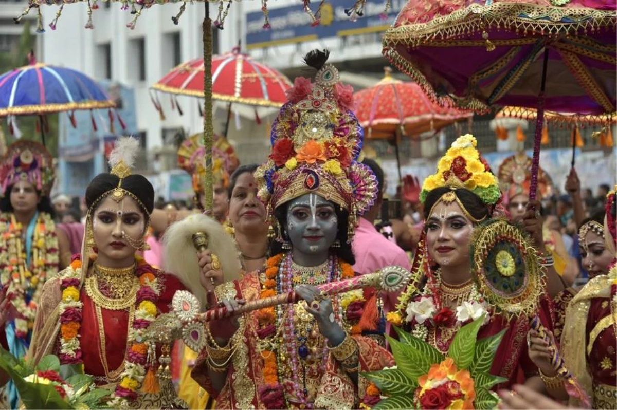 Bangladeş\'teki Hindular Rath Yatra Festivali\'ni Kutladı