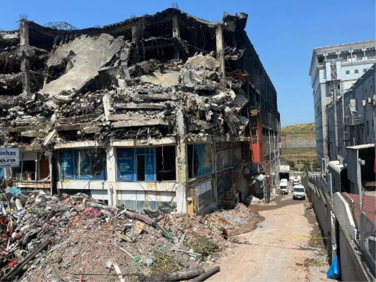 Başakşehir\'deki Fabrikada Yangın Sonrası Yıkım Yapıldı