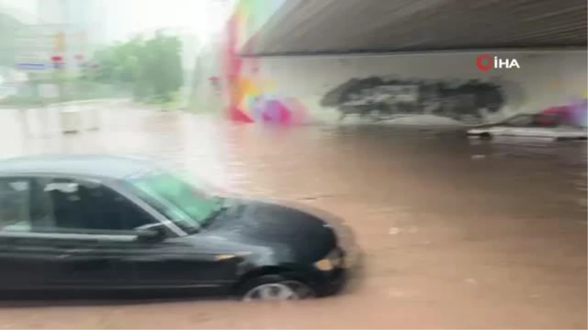 Ankara\'da Yoğun Yağış Sonrası 2 Araç Alt Geçitte Sular Altında Kaldı