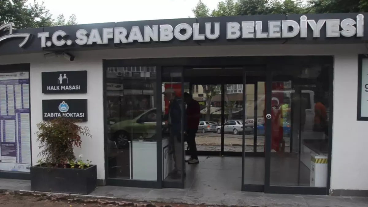 Temizlik görevlisi bulduğu cüzdanı sahibine teslim etti