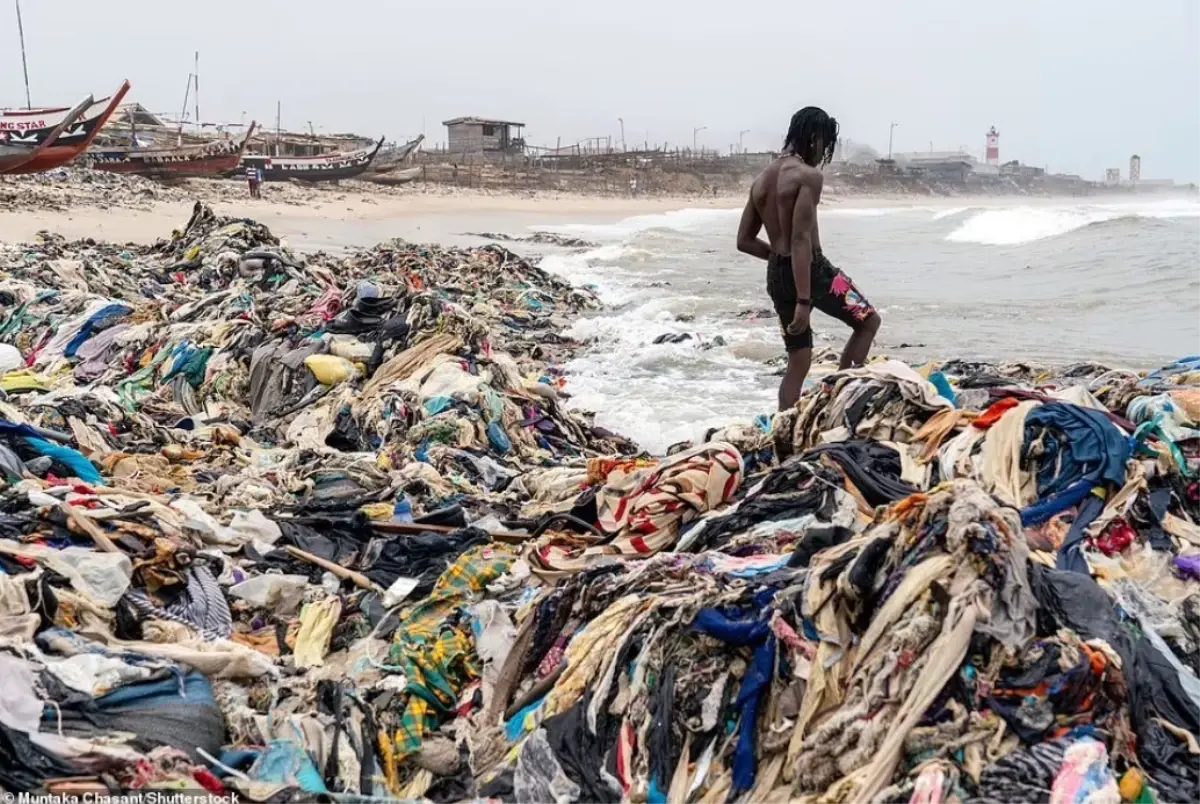 Hızlı moda endüstrisi Afrika\'yı kullanılmış giysilerle boğuyor