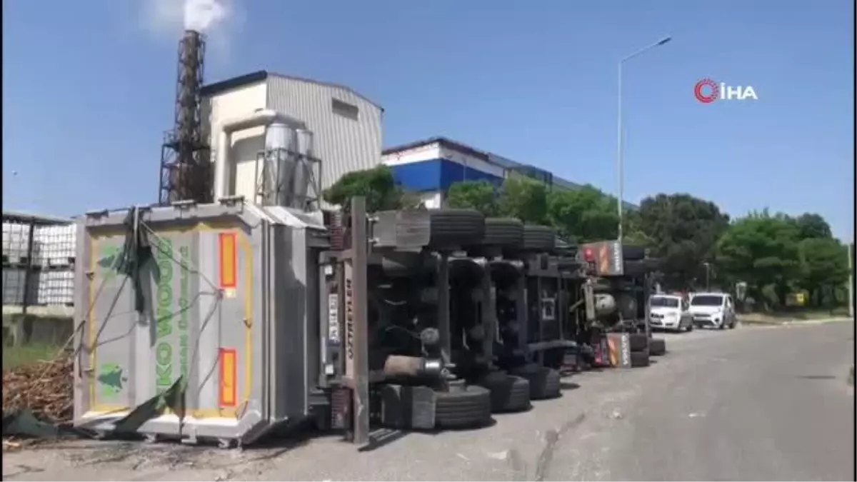 Çerkezköy\'de Odun Talaşı Yüklü Tır Devrildi: 1 Yaralı