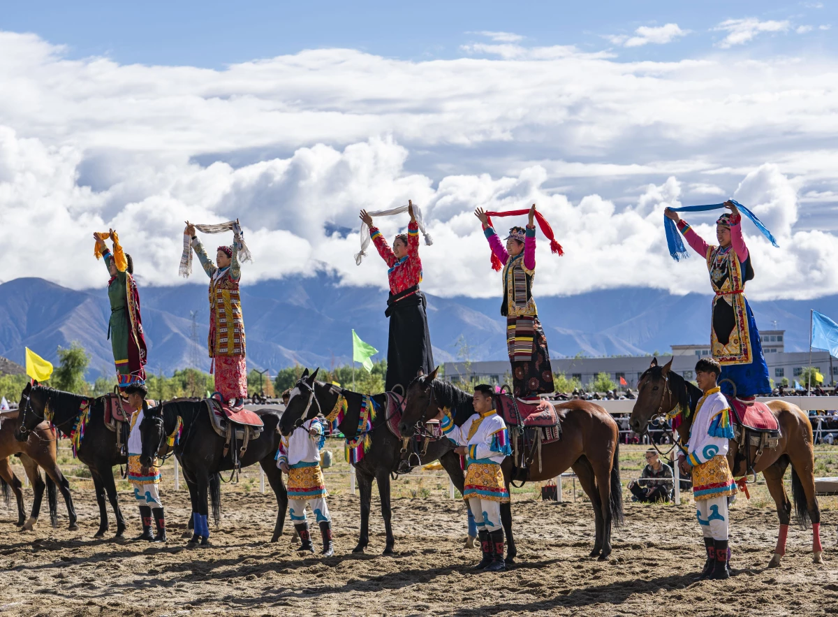 Çin\'in Tibet Bölgesinde Everest Festivali Kapsamında At Yarışı Düzenlendi