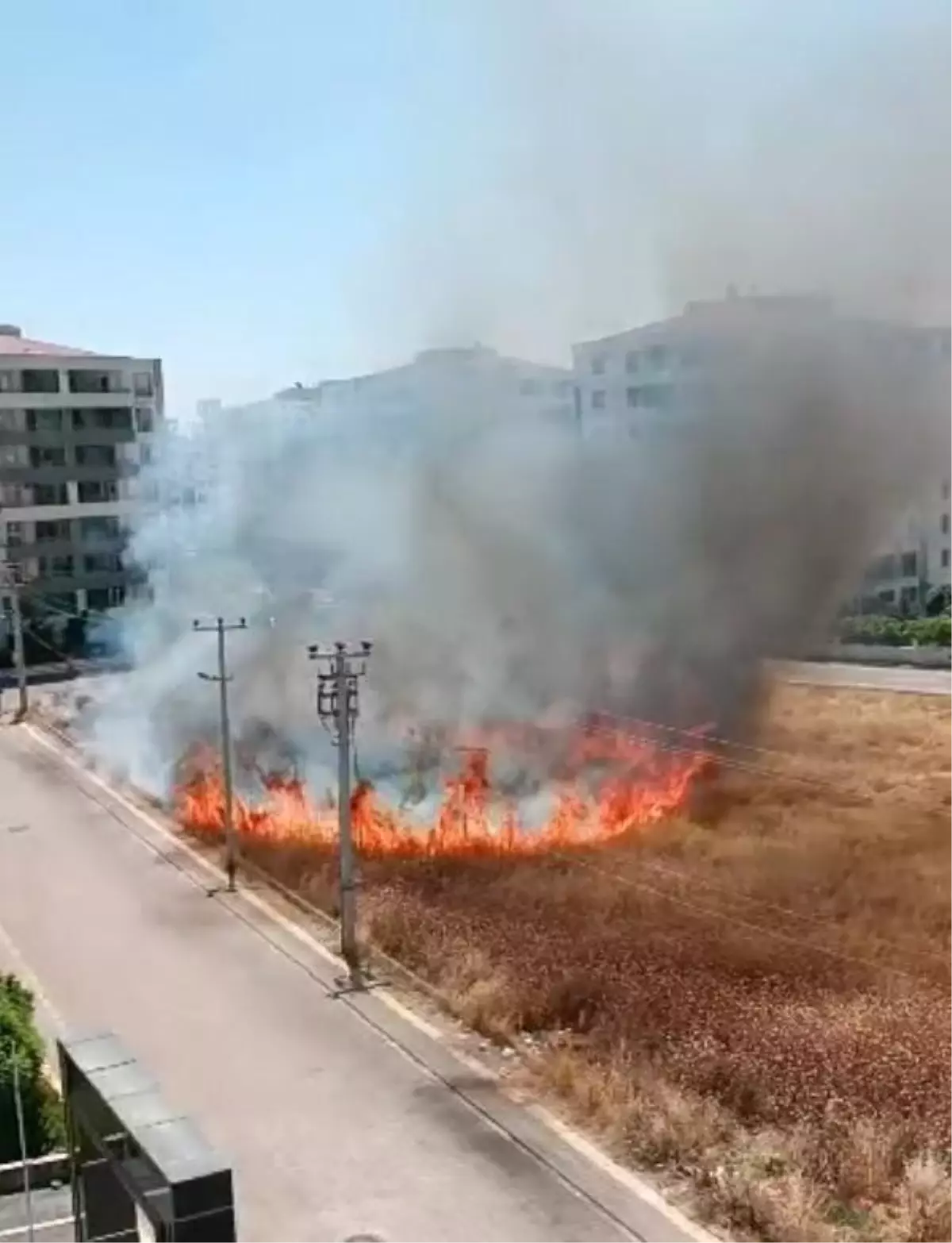 Diyarbakır\'da Sitelerin Bulunduğu Otlukta Yangın Çıktı