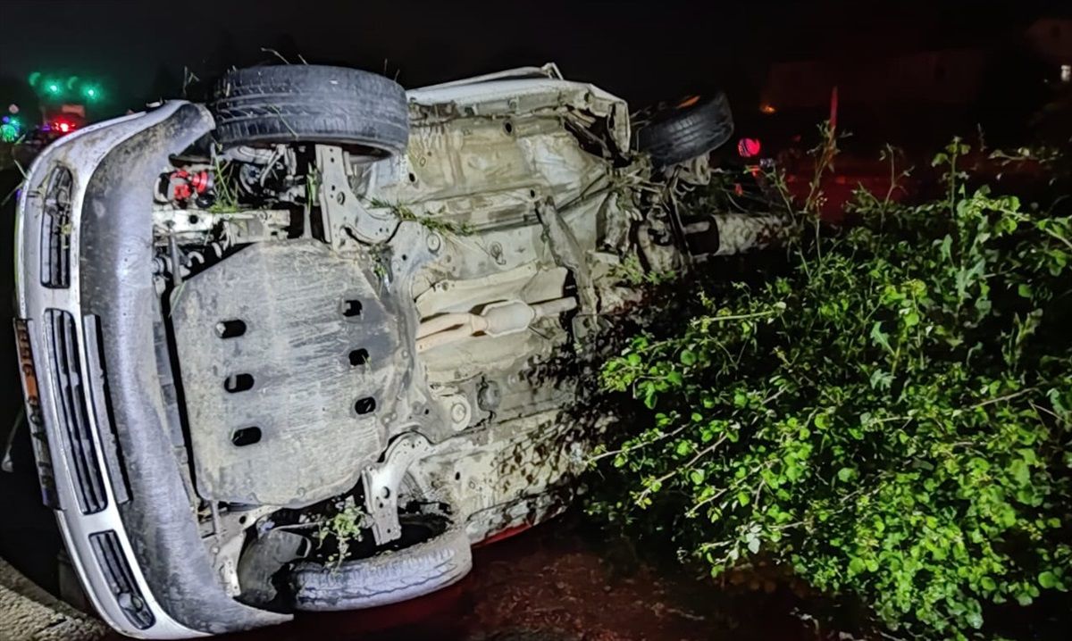 Düzce\'de Otomobil Kontrolden Çıkarak Kahvehane Önüne Devrildi: 2 Yaralı