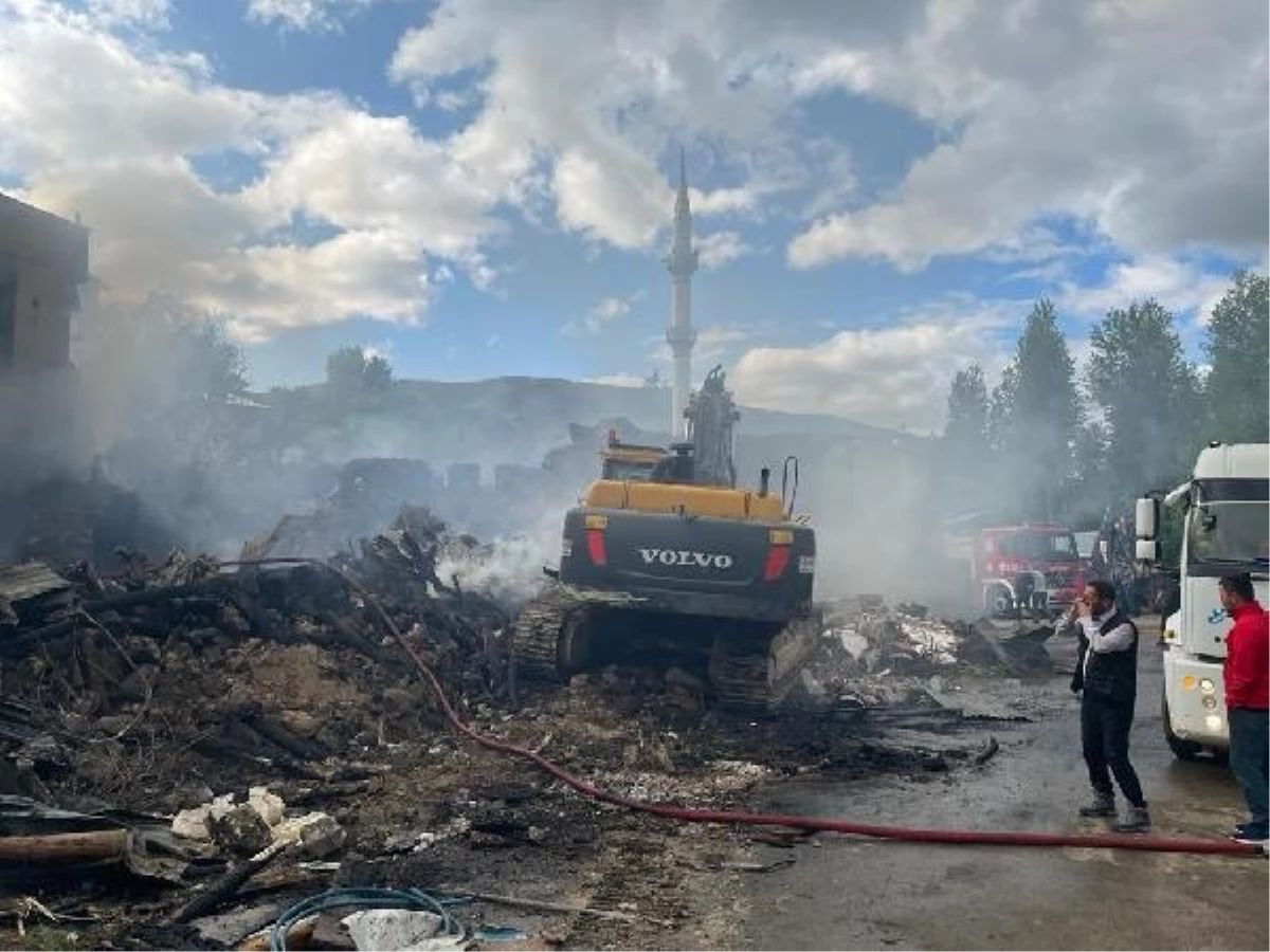 Erzurum\'da çıkan yangında 10 ev ve ahır zarar gördü