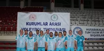 Erzincan'da Çevre İl Müdürlüğü çalışanları geri dönüşüme dikkat çekmek için poşetli formayla voleybol oynadı
