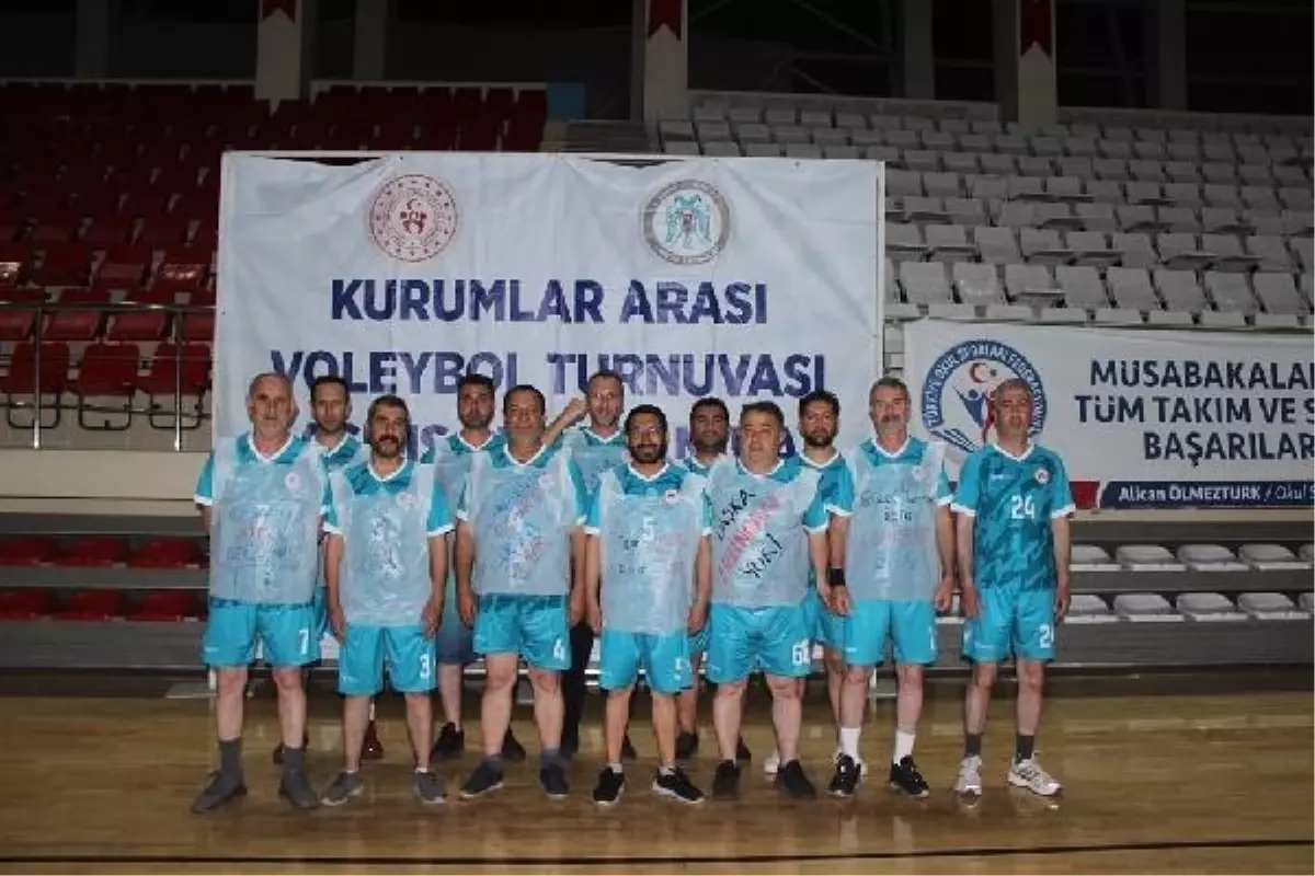 Erzincan\'da Çevre İl Müdürlüğü çalışanları geri dönüşüme dikkat çekmek için poşetli formayla voleybol oynadı