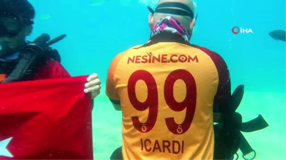 Galatasaray taraftarlarından denizin altında şampiyonluk kutlaması