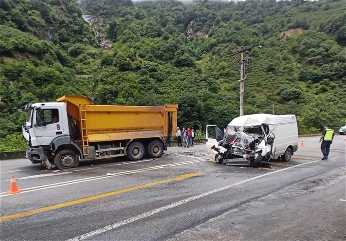 Giresun\'da kamyon ile minibüsün çarpıştığı kazada 1 kişi öldü