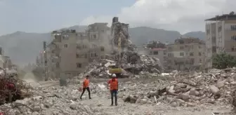 Hatay'da Depremin Vurduğu İlçelerde Ağır Hasarlı Binalar Yıkılıyor