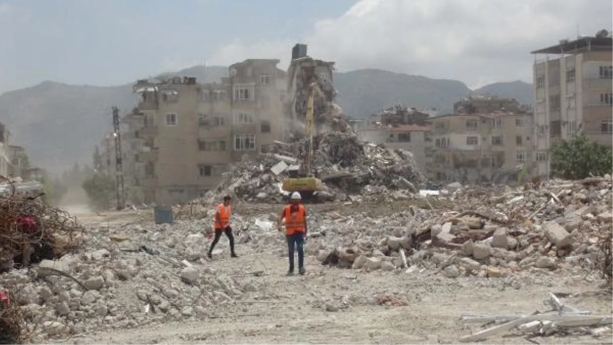 Hatay\'da Depremin Vurduğu İlçelerde Ağır Hasarlı Binalar Yıkılıyor