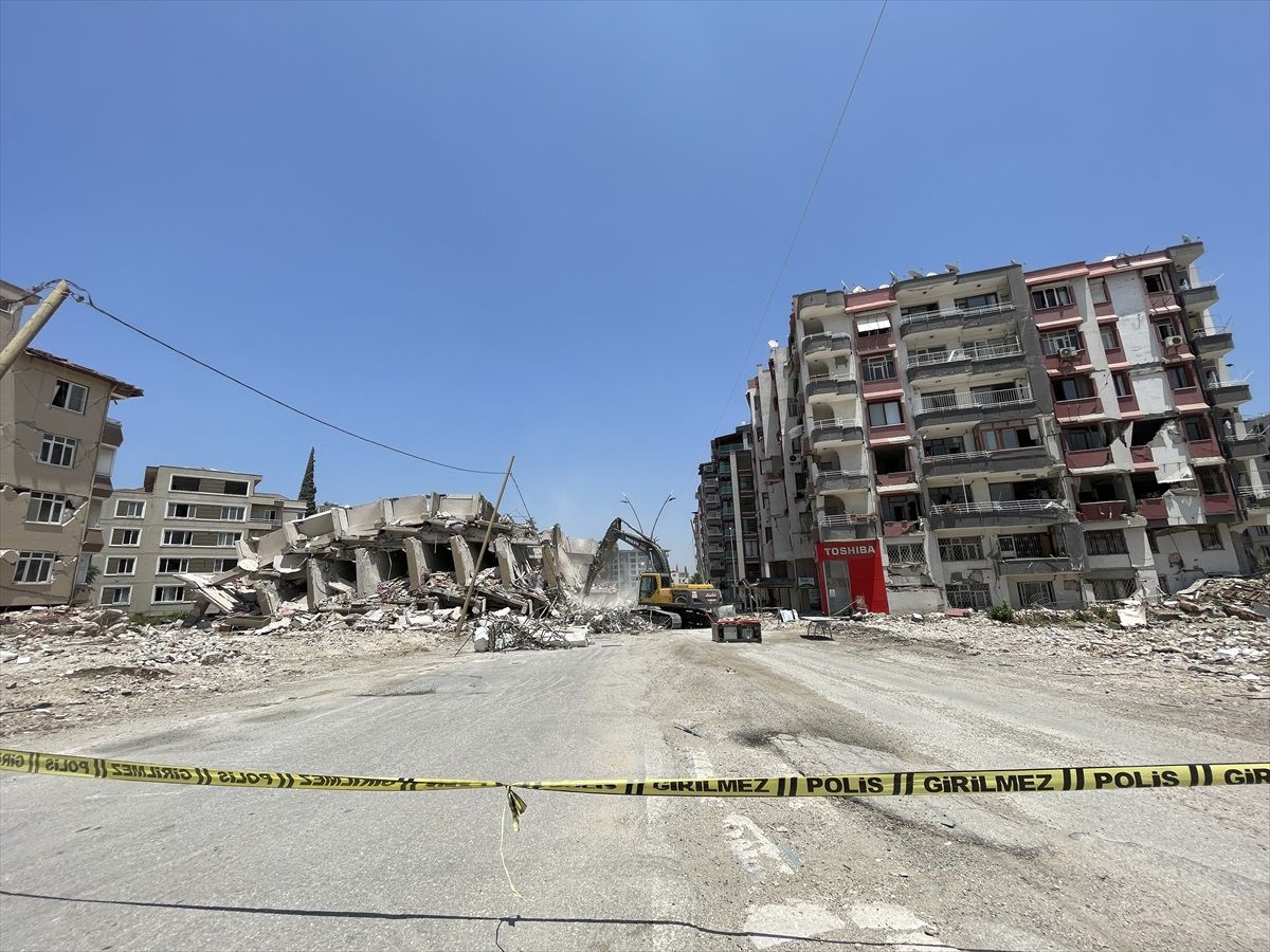 Hatay\'da ağır hasarlı binaların yıkımına devam ediliyor