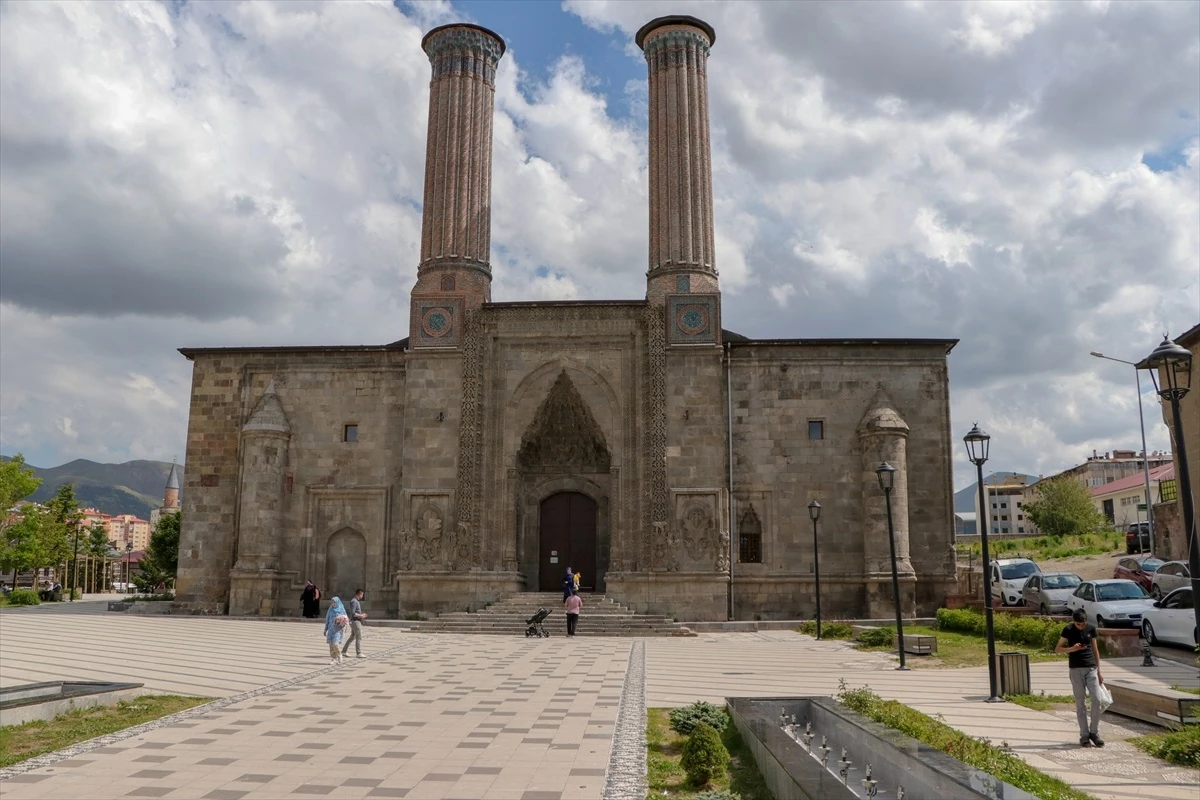 İslam alimi İbrahim Hakkı\'nın çalışmaları Erzurum\'da ziyaretçilere aktarılıyor