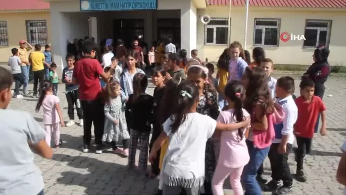 İş adamından köyündeki 350 öğrenciye karne ve bayram hediyesi