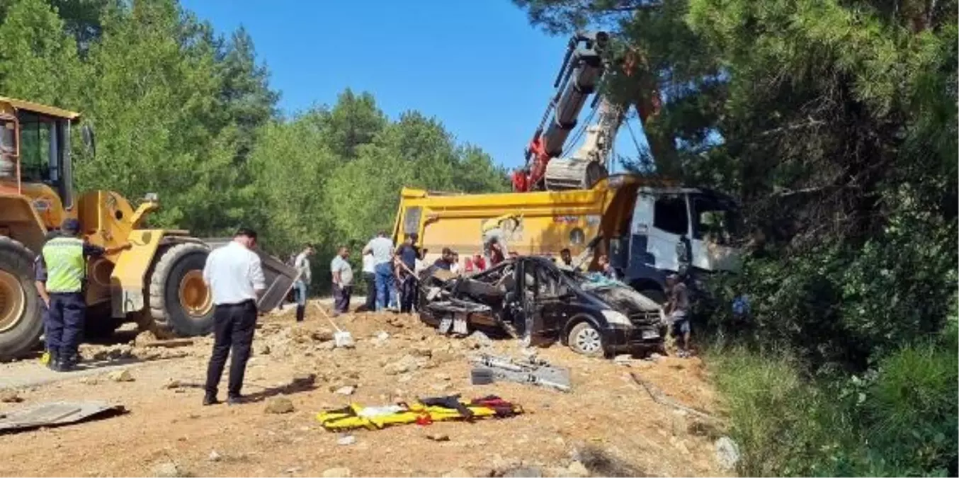 Bodrum\'da VIP minibüse çarpan kamyonun şoförü tutuklandı