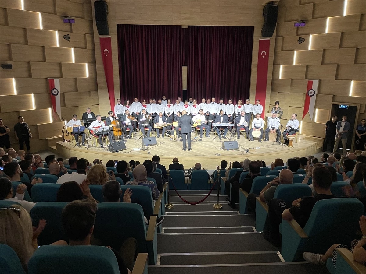 İzmir\'de Polis Korosu İlk Konserini Verdi