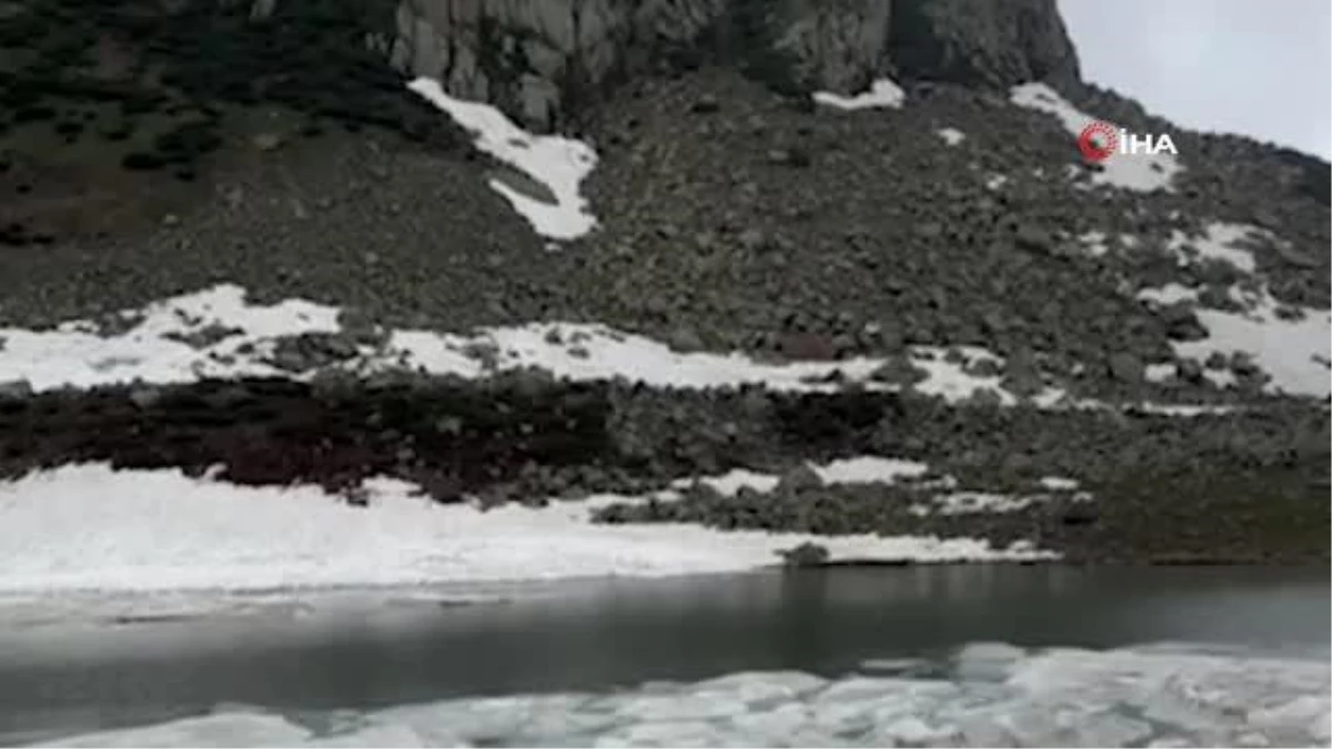 Rizeli doğa fotoğrafçısı buz tutmuş göle girerek yüzdü