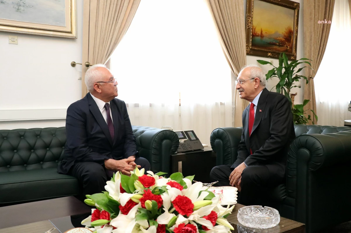Karabağlar Belediye Başkanı Muhittin Selvitopu, CHP Genel Başkanı Kemal Kılıçdaroğlu\'nu Meclis\'teki makamında ziyaret etti