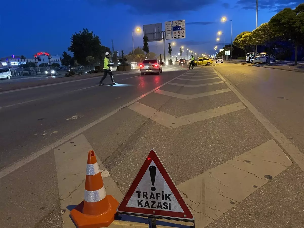 Konya\'da Refüjdeki Beton Saksıya Çarpan Taksinin Şoförü Hayatını Kaybetti