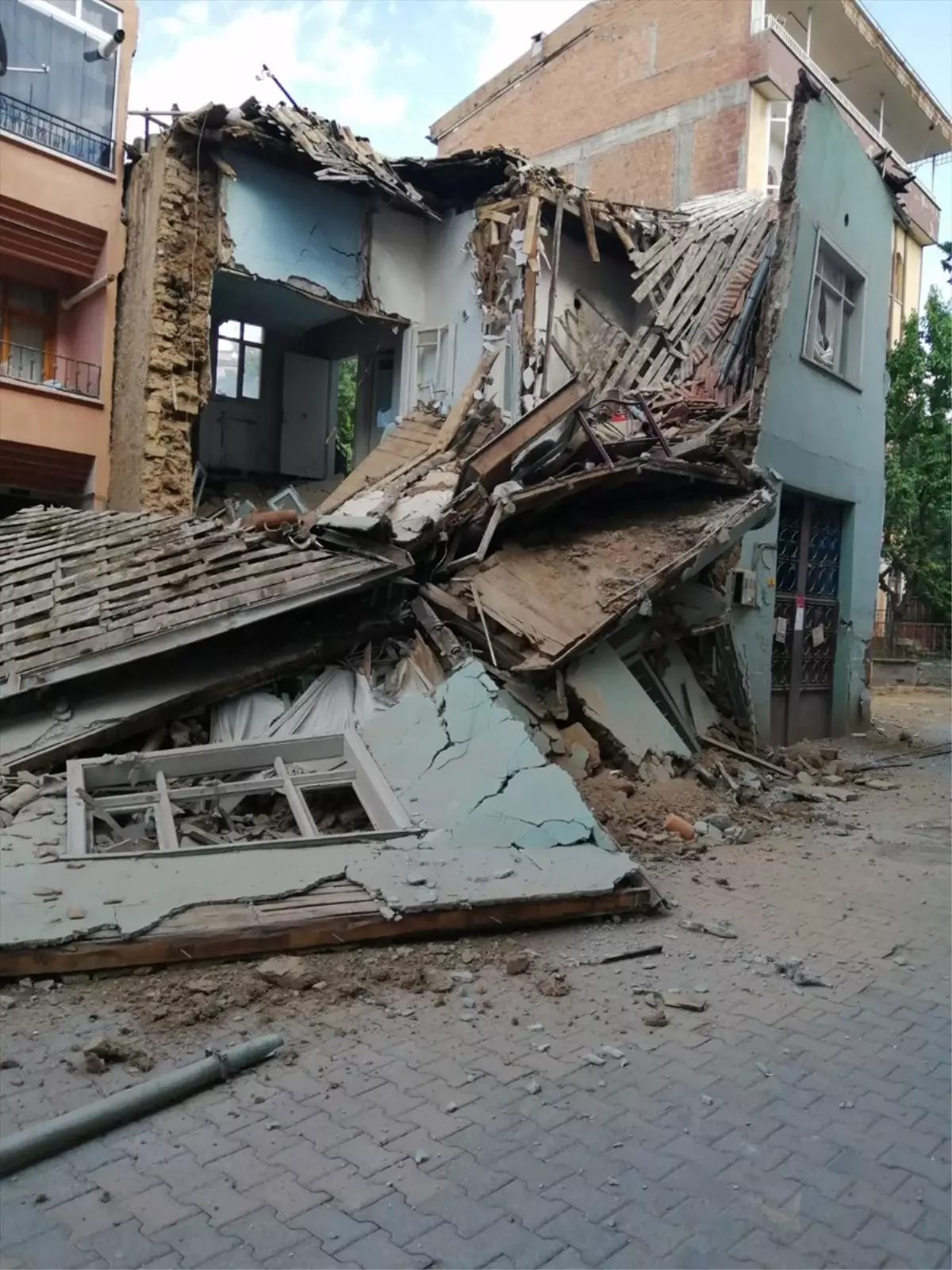 Malatya\'da Deprem Sonrası Ağır Hasarlı Ev Kendiliğinden Çöktü