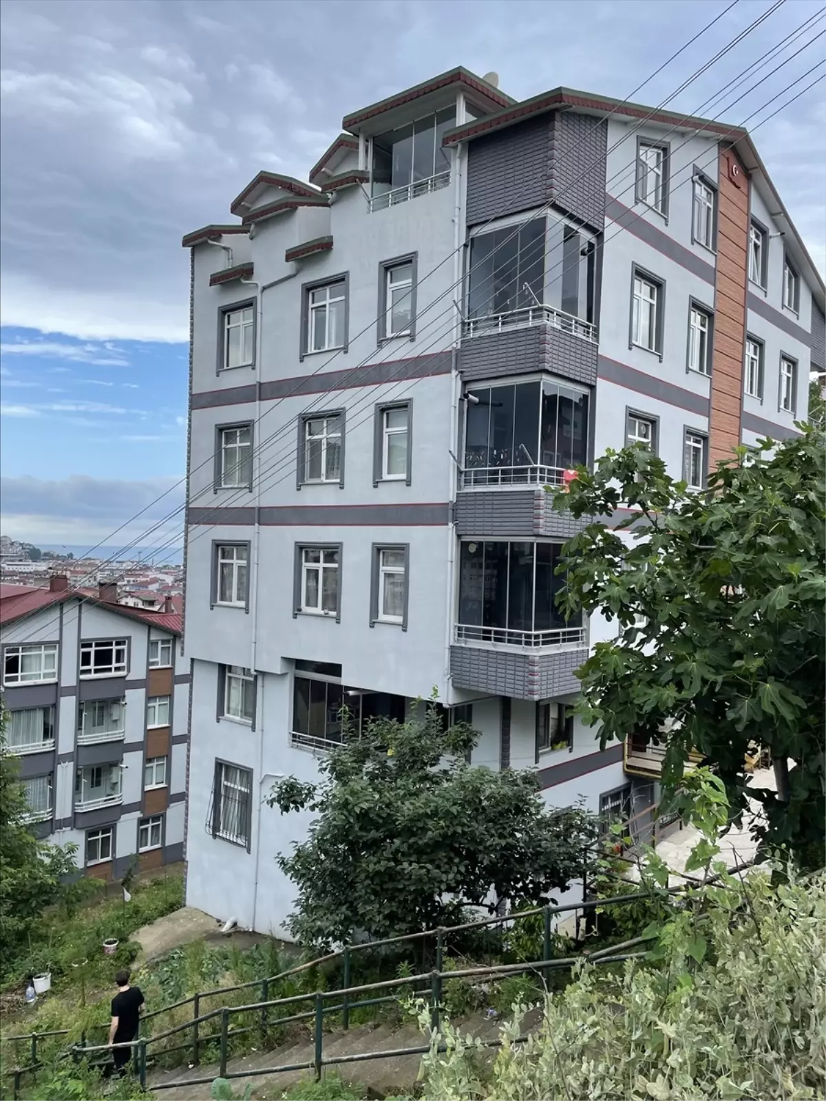 Ordu\'da apartmanın 5. katından düşen kadın ağır yaralandı