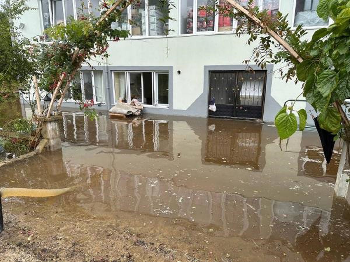 Depremzedelerin evi su altında kaldı