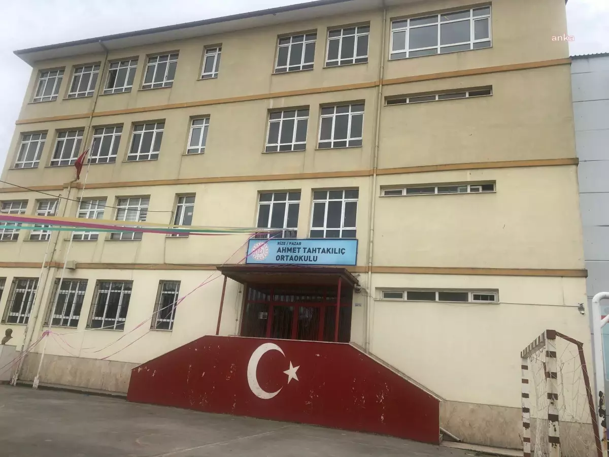 Rize\'de, "Cinsel Taciz ve İstismar" Suçlamasıyla Yargılanan Öğretmen Hakkındaki Davanın Duruşması Ertelendi: Bir Veli, Öğretmenin Başka Bir Okulda...