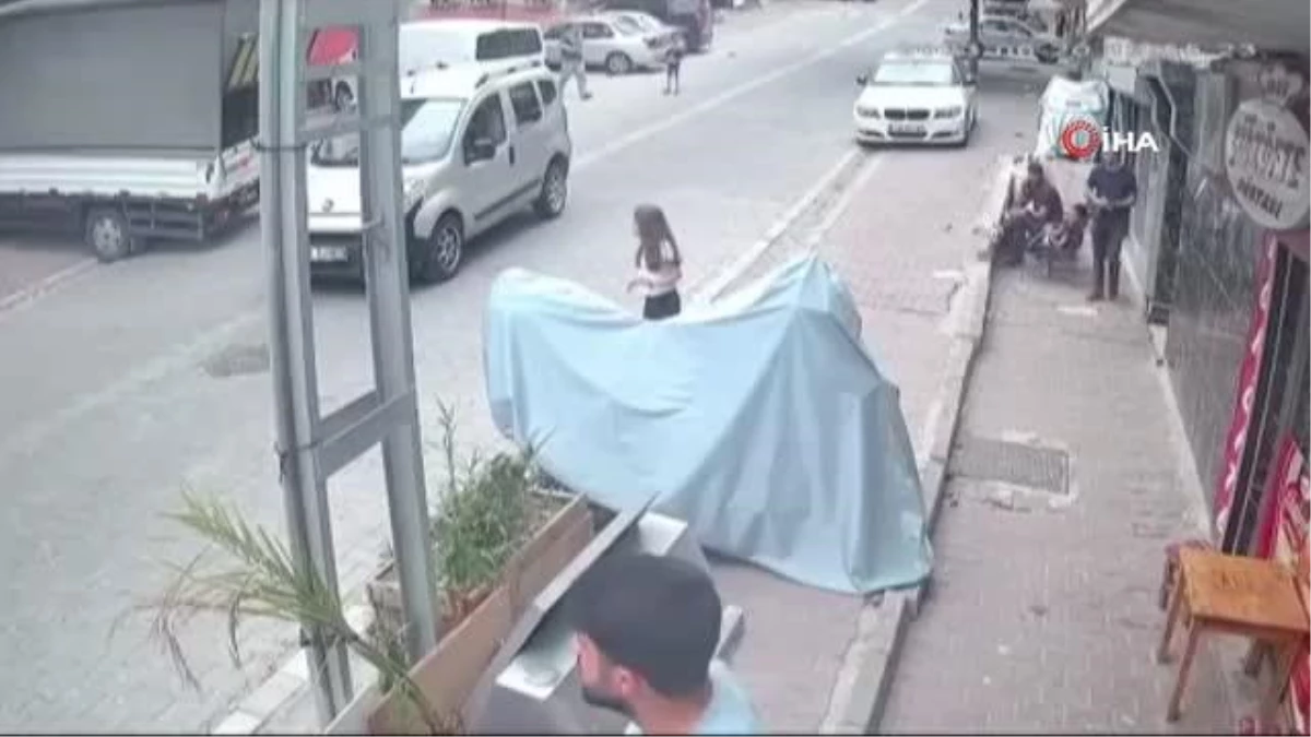 İstanbul\'da küçük kıza araba çarptı, o anlar kamerada