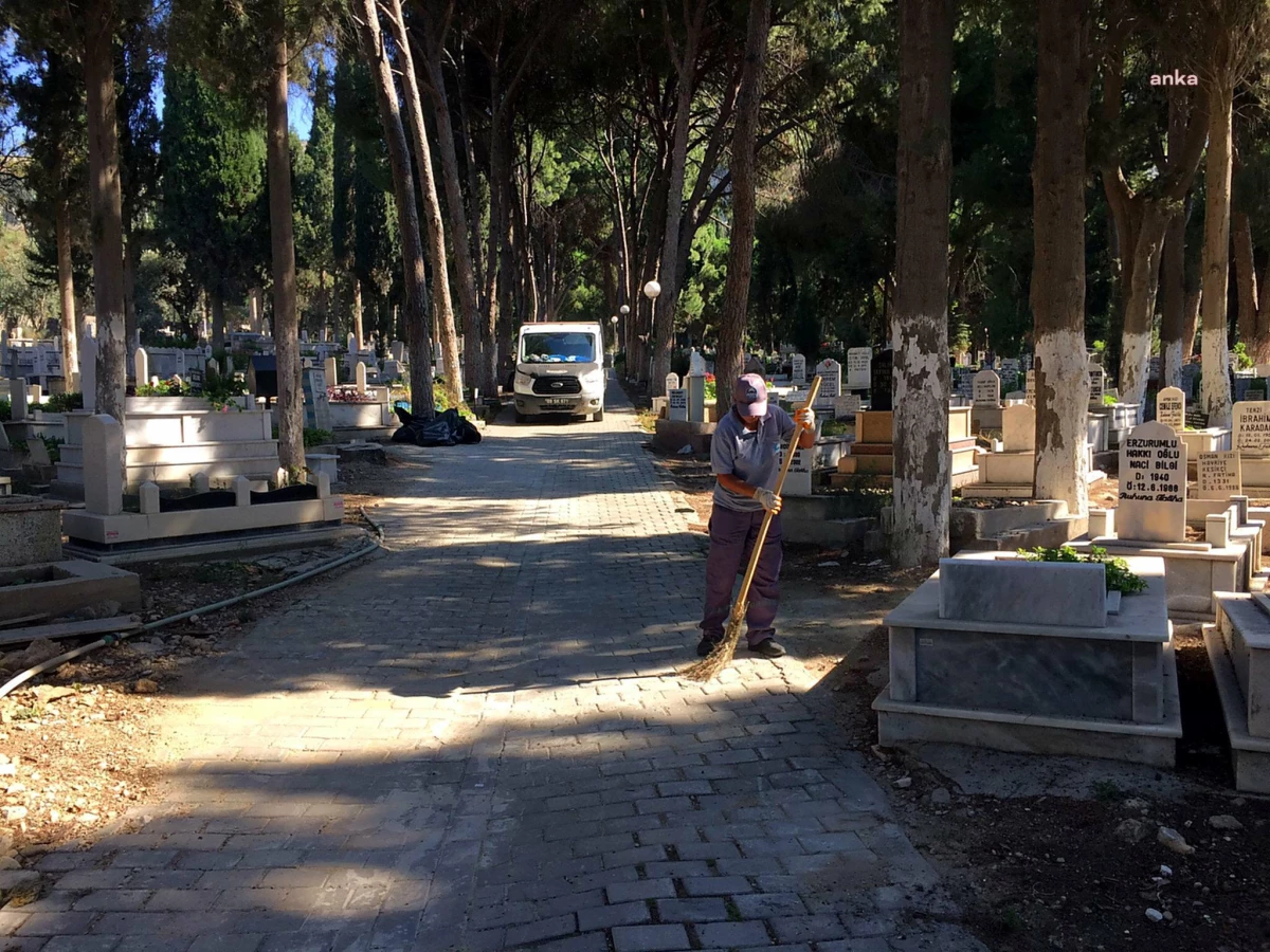 Söke Belediyesi, Kurban Bayramı öncesinde mezarlıklarda temizlik çalışması yapıyor