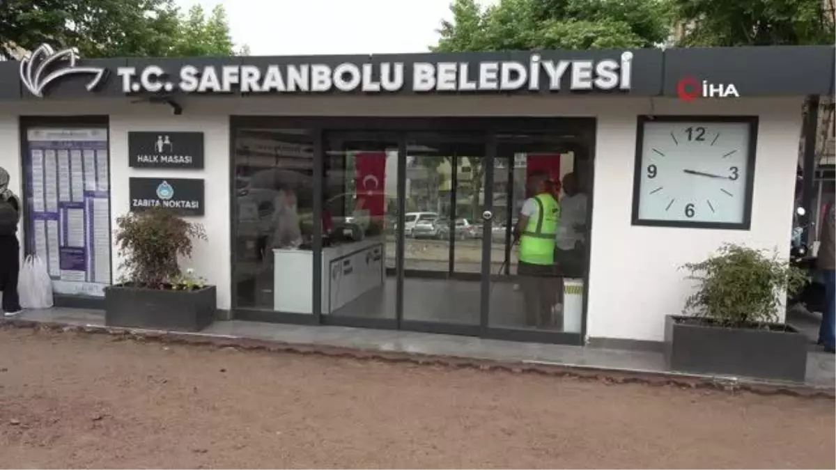 Temizlik işçisi bulduğu para dolu cüzdanı sahibine teslim etti