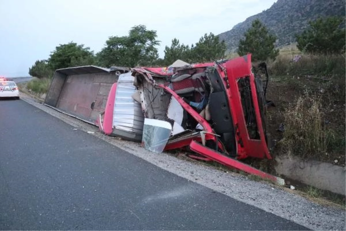 Denizli\'de TIR ve otobüs çarpıştı: 2 ölü, 6 yaralı