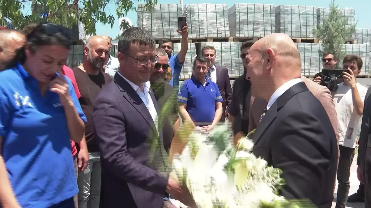 İzmir Büyükşehir Belediye Başkanı Tunç Soyer, İZBETON işçileriyle bayramlaştı