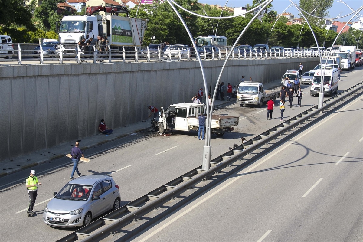Uşak\'ta Zincirleme Trafik Kazası: 6 Yaralı