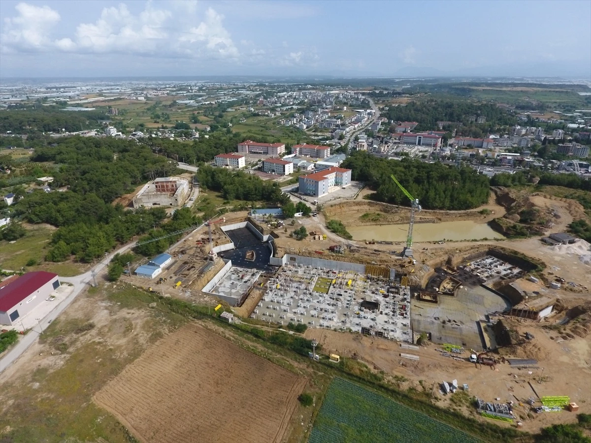 Antalya Valisi Ersin Yazıcı, Aksu Devlet Hastanesi inşaatını gezdi