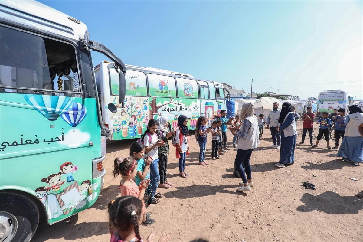 Suriye\'deki depremzedeler, rengarenk boyanmış otobüslerde eğitim görüyor