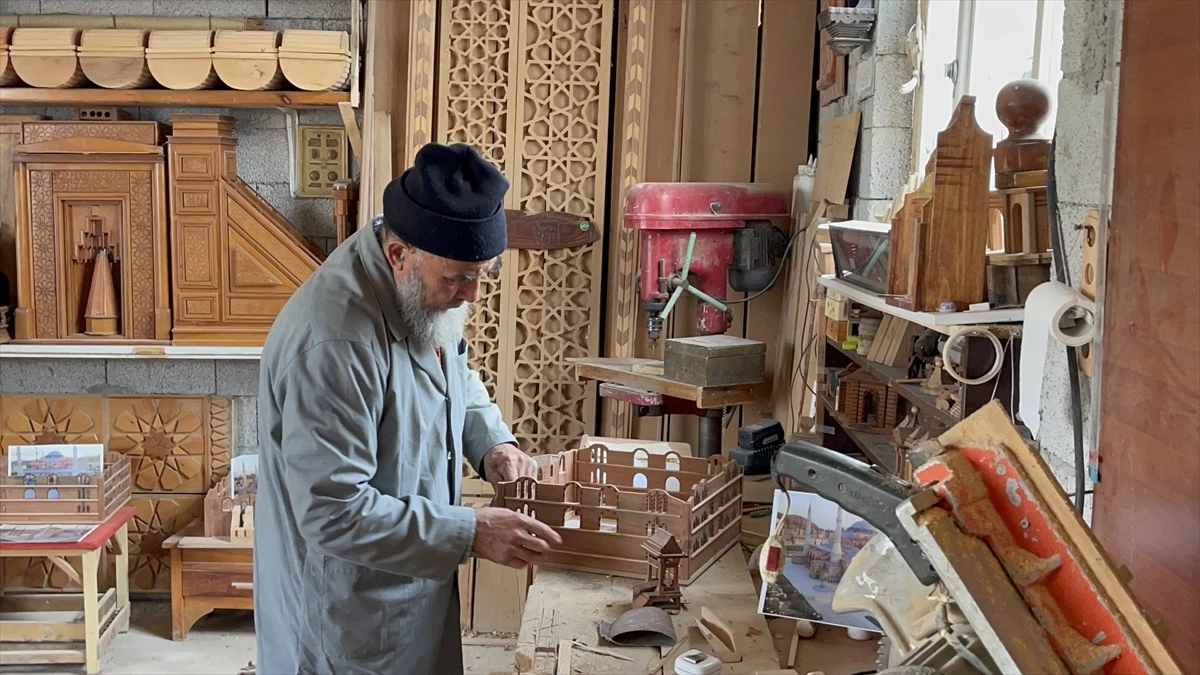 Marangoz ustası Ayasofya-ı Kebir Cami-i Şerifi\'nin maketini yapıyor