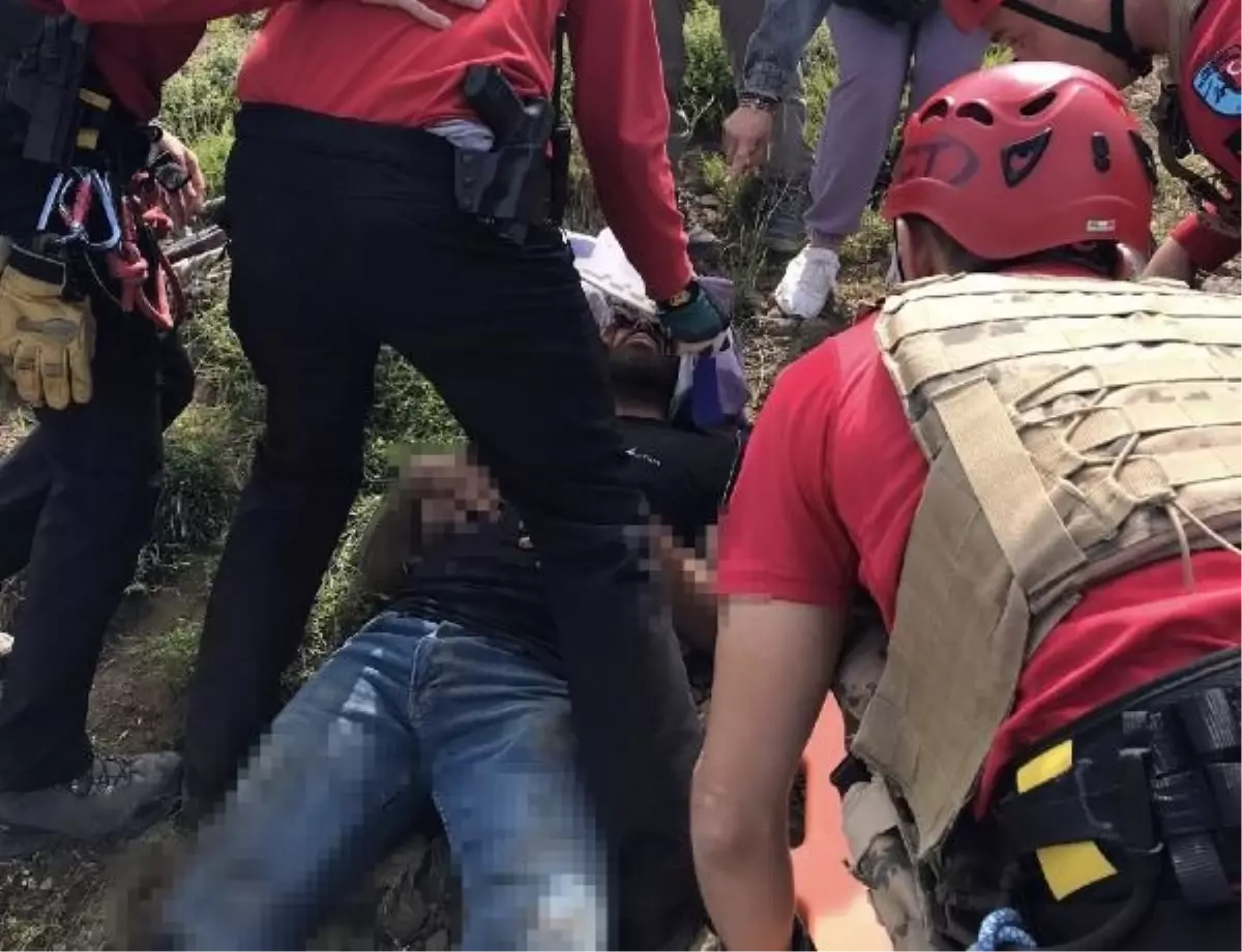 Tunceli\'de Kayalıklardan Düşen Kişi Askeri Helikopterle Hastaneye Ulaştırıldı