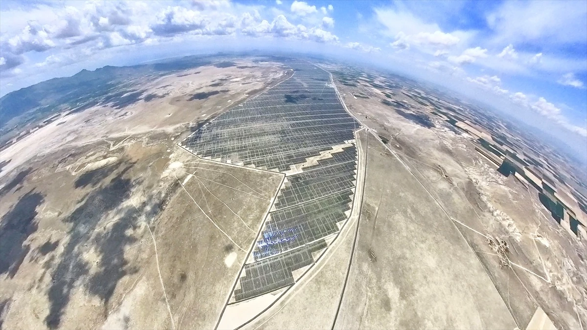 Avrupa\'nın en büyük güneş santrali yamaç paraşütü pilotu tarafından görüntülendi