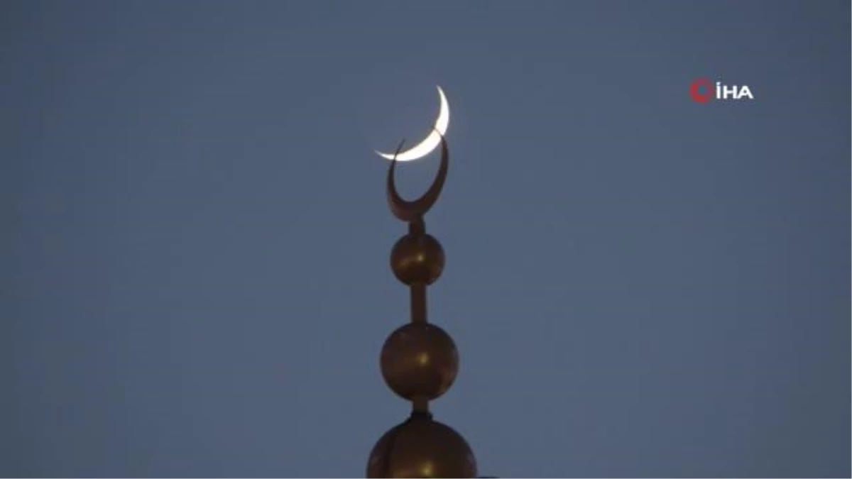 Taksim\'de Ay ile Yıldızın Gökyüzünde Buluşması