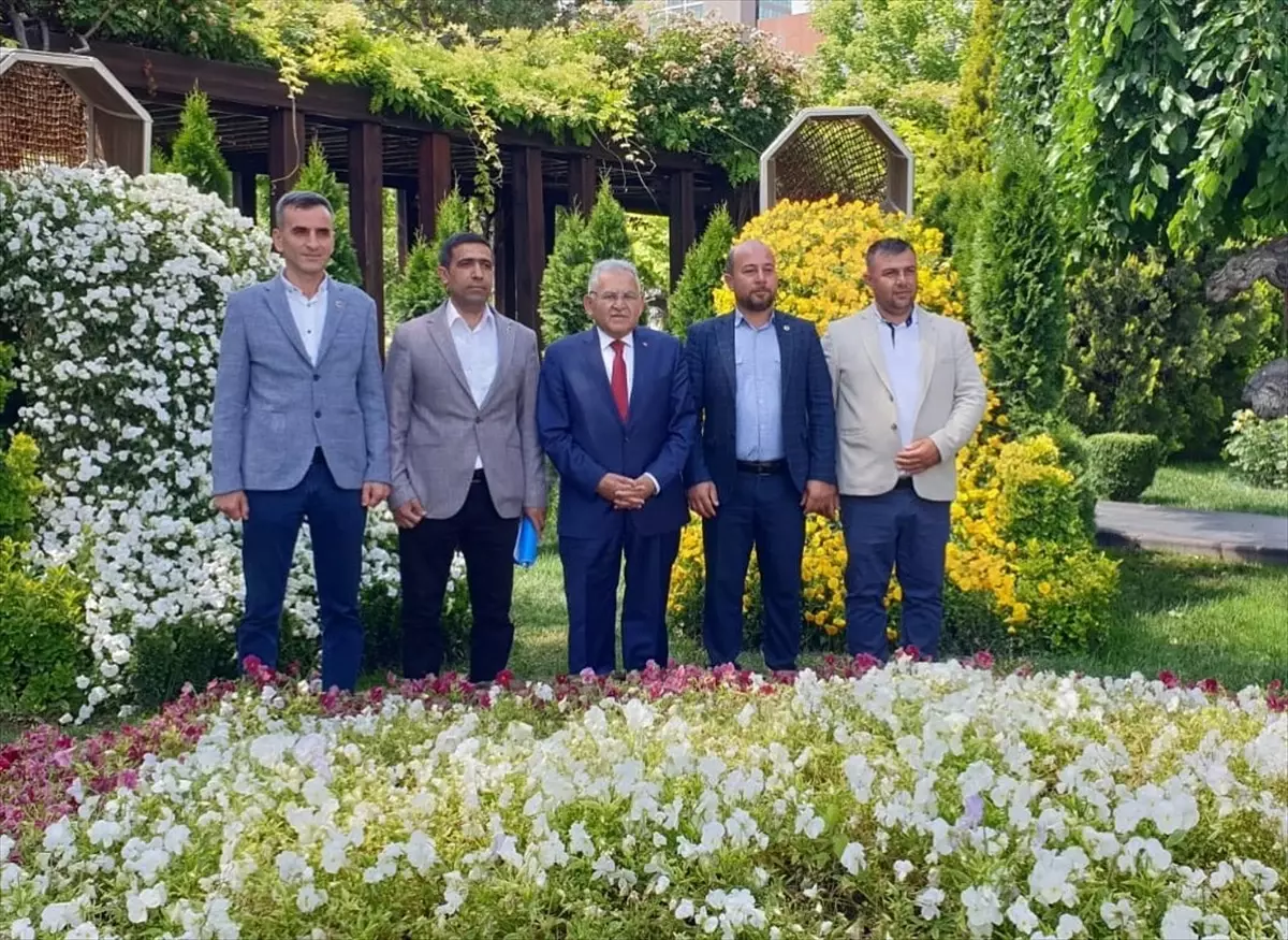 Kayseri Büyükşehir Belediye Başkanı, Mahalle Muhtarlarının Önerilerini Dinledi