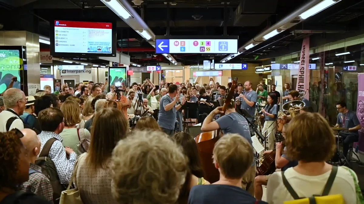 Brüksel Filarmoni Orkestrası Rogier metro istasyonunda ücretsiz konser verdi