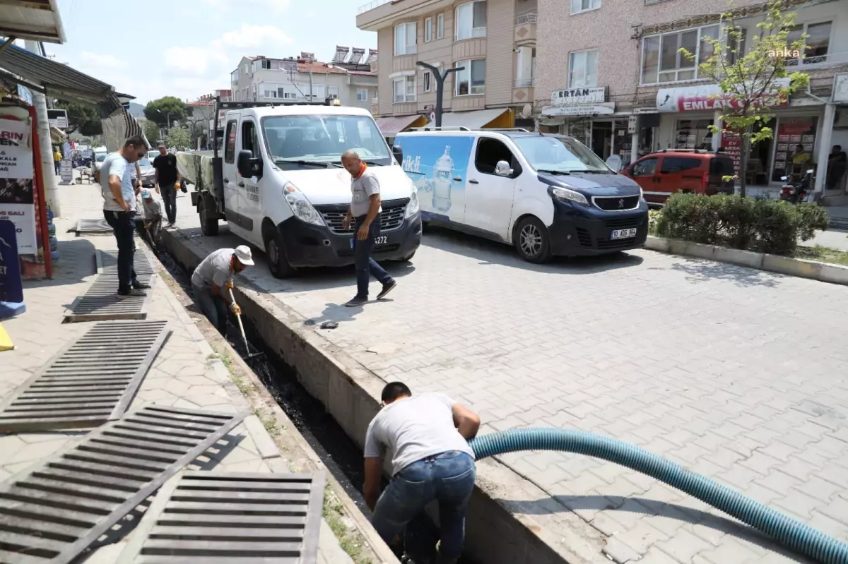 Burhaniye\'de Kanal ve Mazgal Temizleme Çalışmaları Devam Ediyor