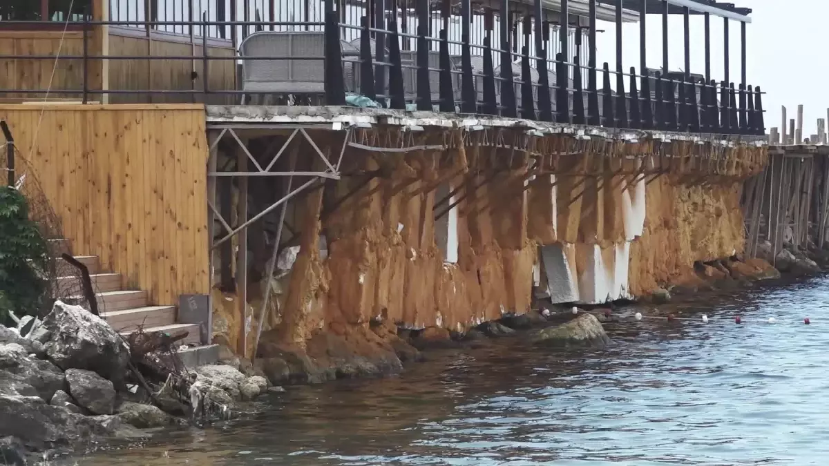 Büyükçekmece Belediyesi, Güzelce Marina Yat Limanı\'ndaki Kaçak Restoran ve Tesisi Yıktı