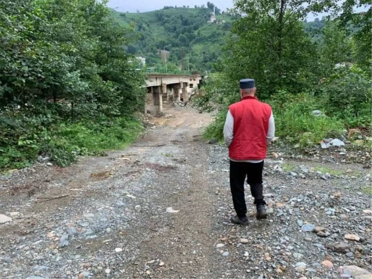 Rize\'de 149 metrelik köprünün 30 metrelik beton bloğu çöktü