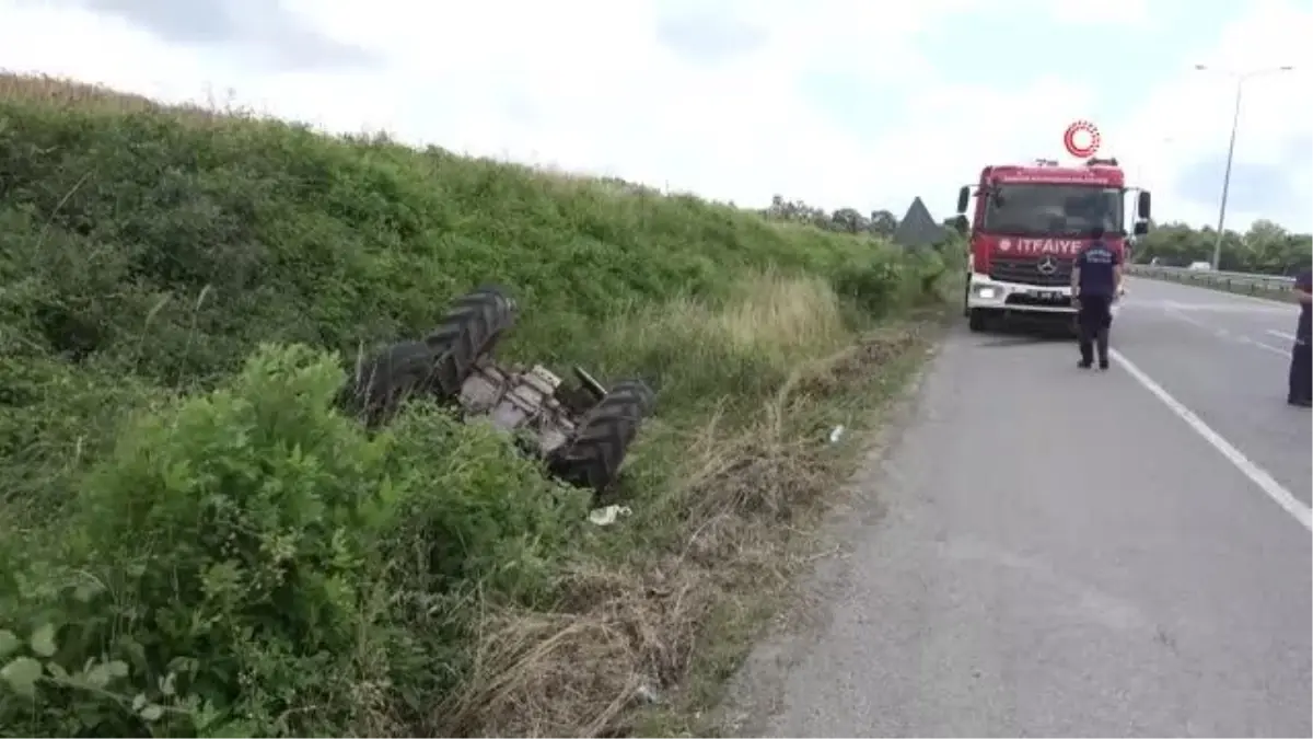 Devrilen traktörün altından sağ çıktılar